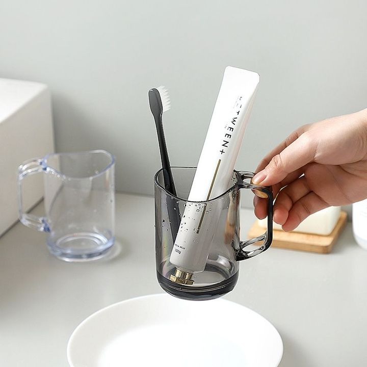Cốc nước đánh răng trong suốt có quai cầm