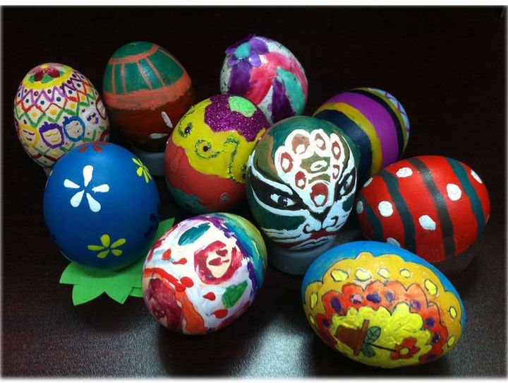 Bộ đồ chơi trứng tô màu gồm các quả trứng nhiều màu sắc khác nhau