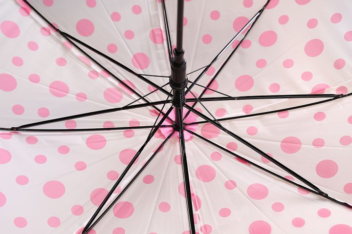 Cây dù che mưa hình chấm bi
