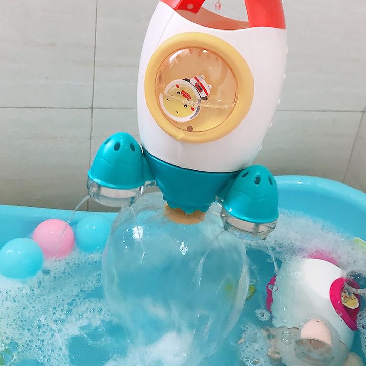 Máy bay đồ chơi nước cho bé khi tắm