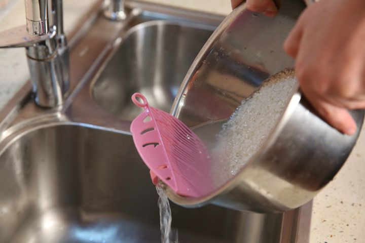 Miếng chắn nước khi vo gạo